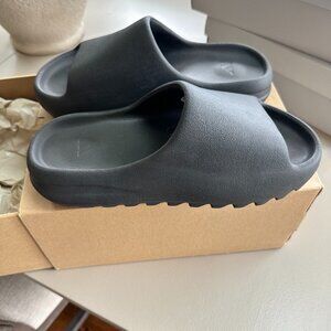Yeezy  Slides - Size 9